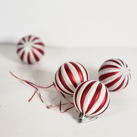 A RED AND WHITE ORNAMENT COLLECTION WITH A GOLDEN LIGHT UP STAR - Picture 2 of 11